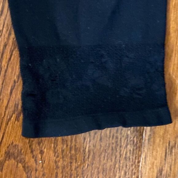 Guess leggings with floral lace design at bottom size xs/s - Picture 2 of 5